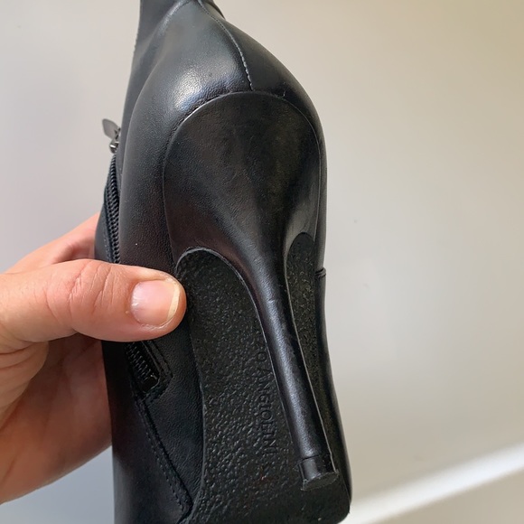 ENZO ANGIOLINI size 5M black leather high heel ankle bootie - light wear - Picture 4 of 8